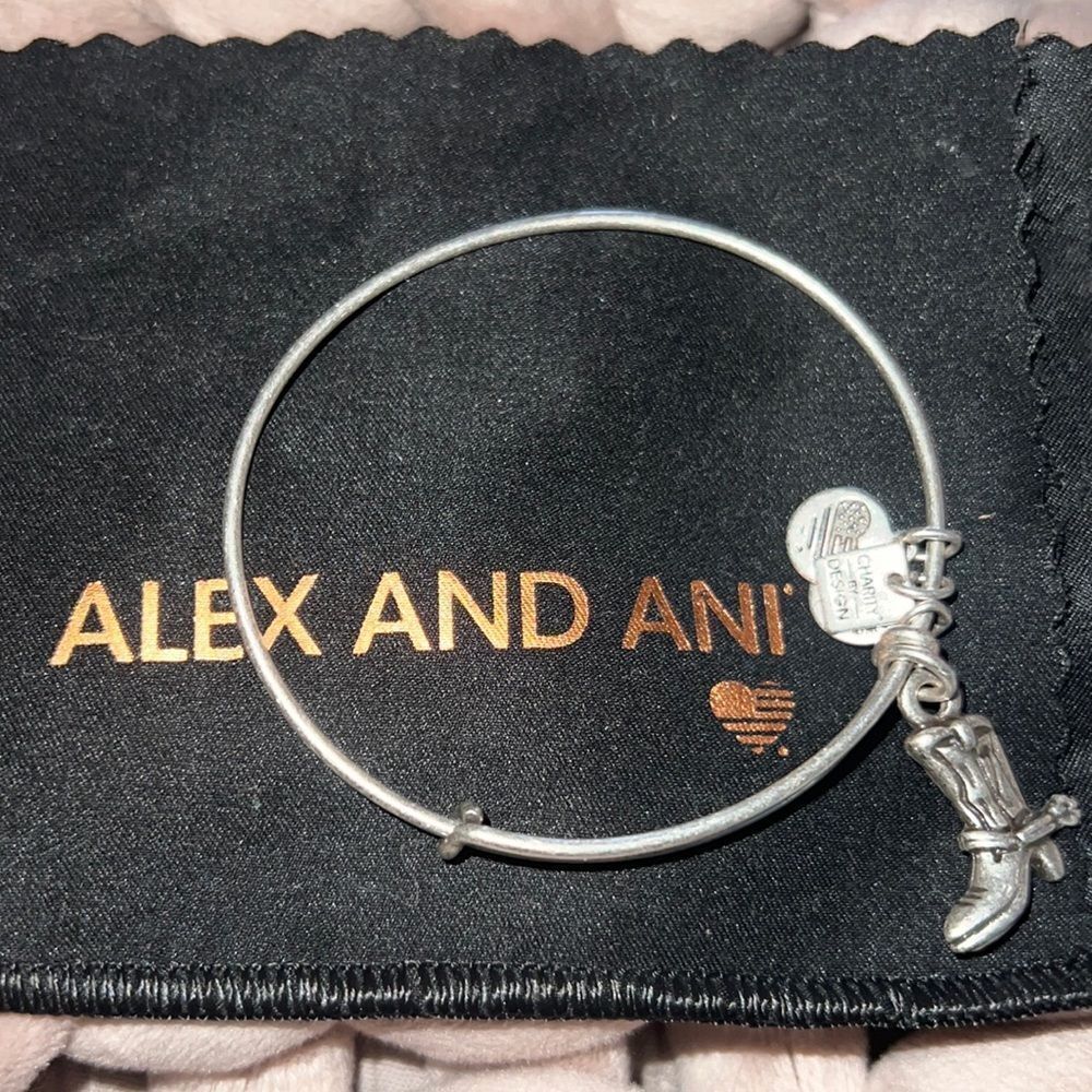 Alex
and Ani Bracelet - feel free to bundle with other Alex and Ani!